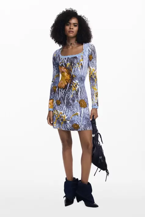 Geribde jurk met knopen