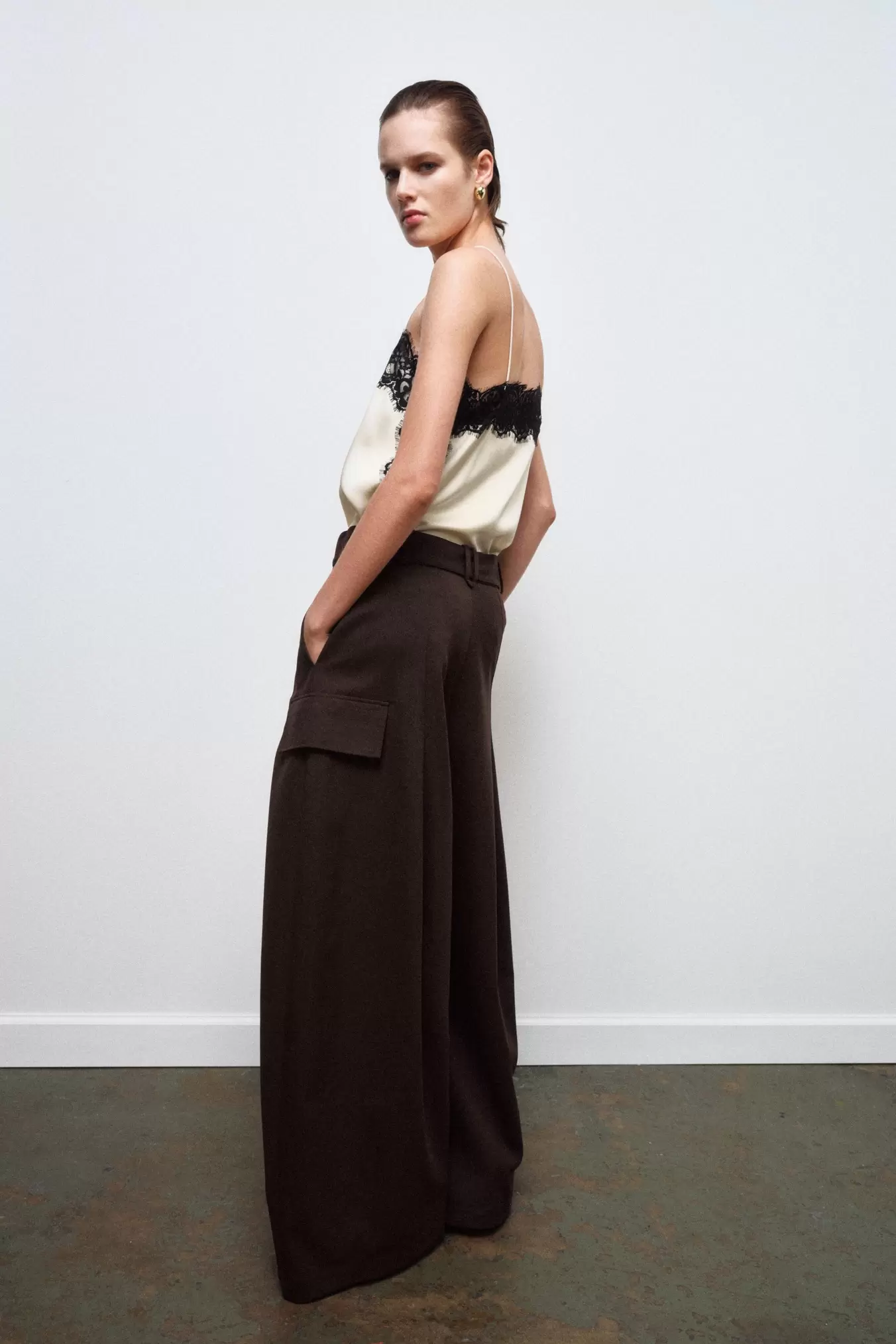 CARGO BROEK MET PLOOIEN ZW COLLECTION