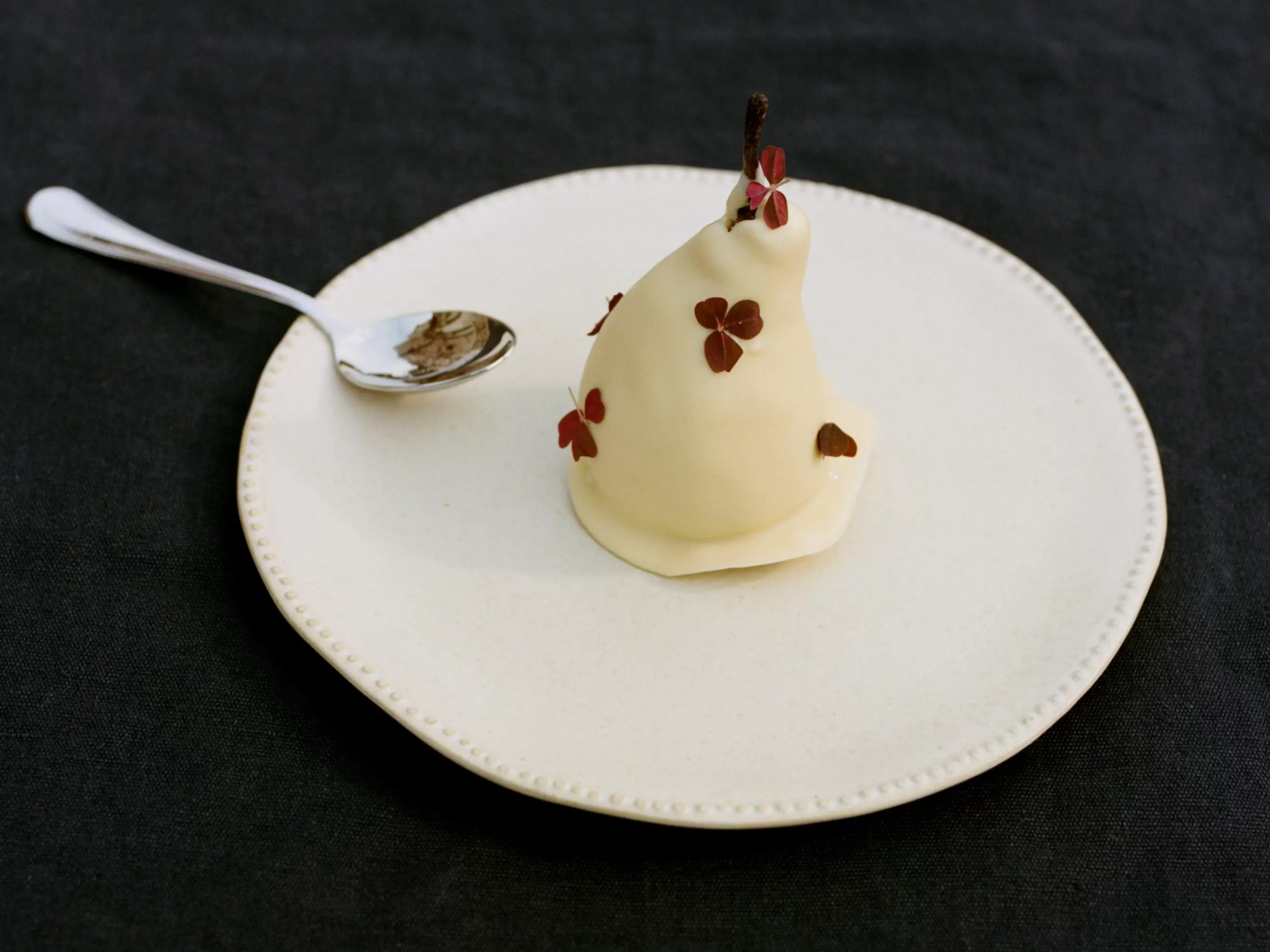 AARDEWERKEN GEBAKSBORD MET RELIËFMOTIEF