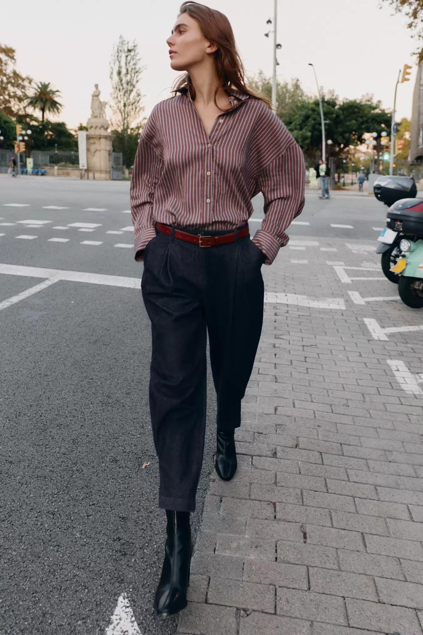 BROEK MET PLOOIEN EN ONDERKANT MET DETAIL