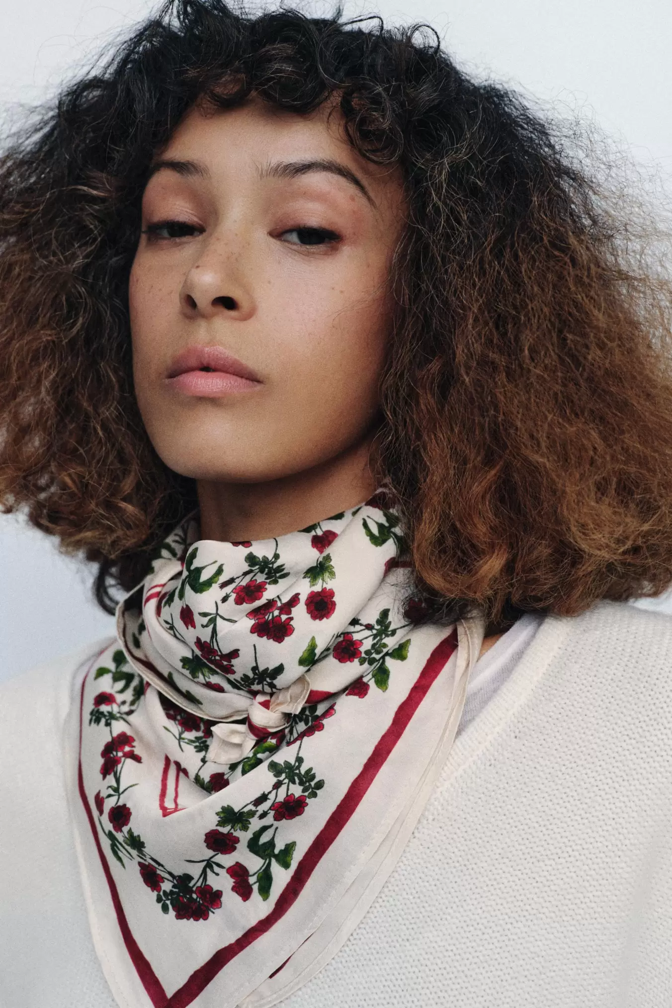 SJAALTJE VAN 100% VISCOSE MET BLOEMENPRINT