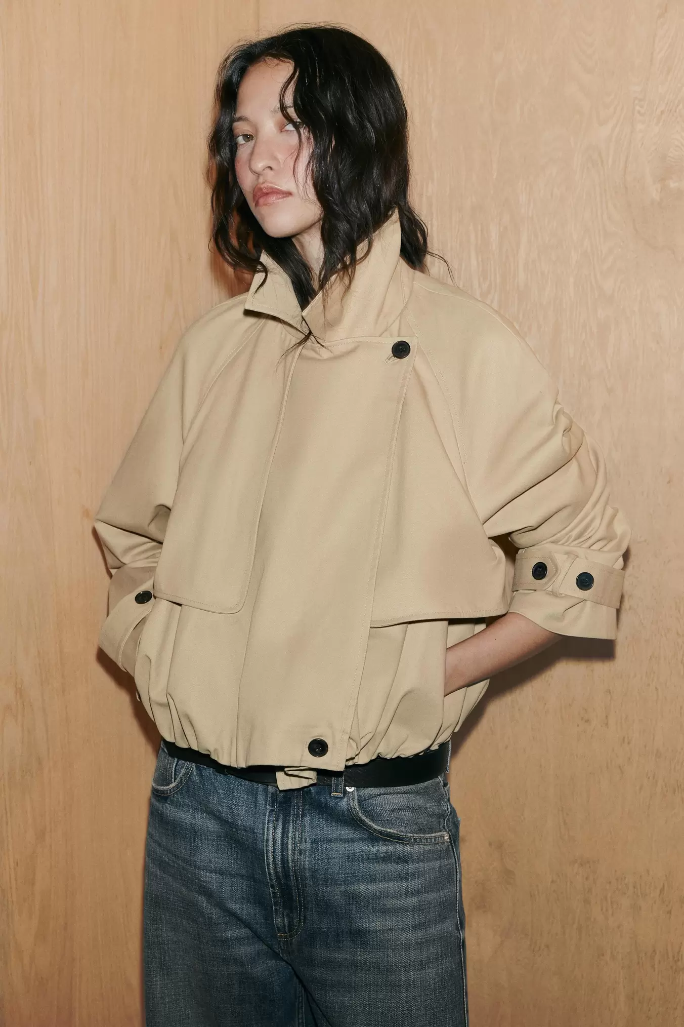 KORTE TRENCHCOAT MET BALLON-EFFECT