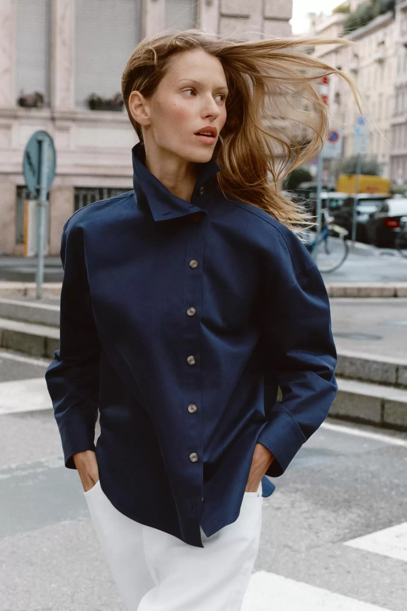 BLOUSE MET OPSTAANDE KRAAG