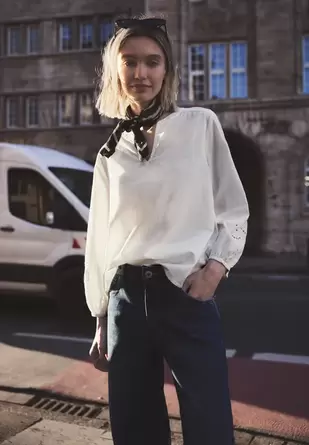 Blouse met gespleten hals en borduursel