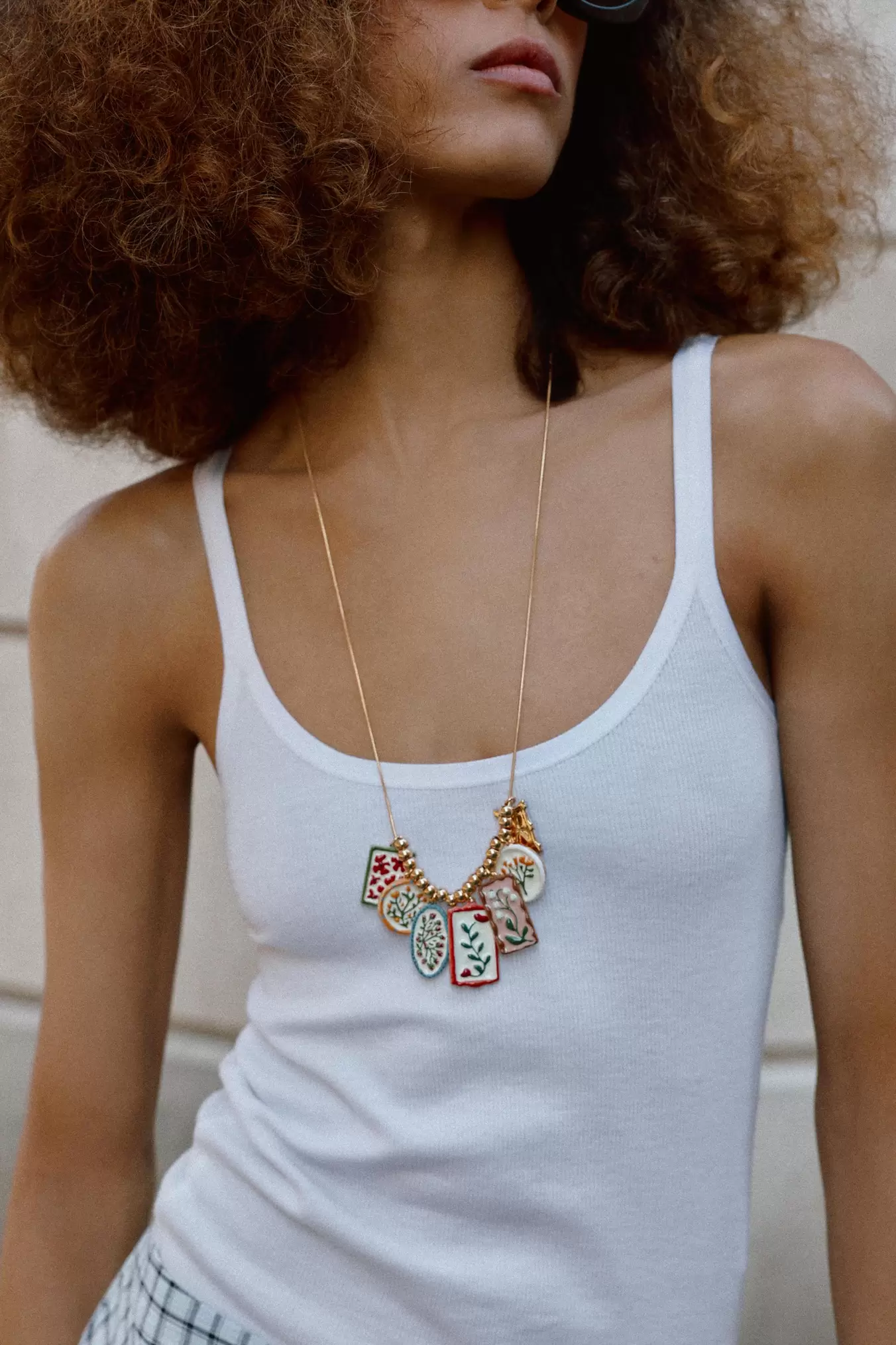 SET VAN 2 KETTINGEN MET BLOEMENCHARMS VAN HARS