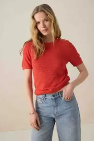 Rode gebreide trui met knopen