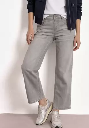 Mid Waist straight leg jeans in casual fit