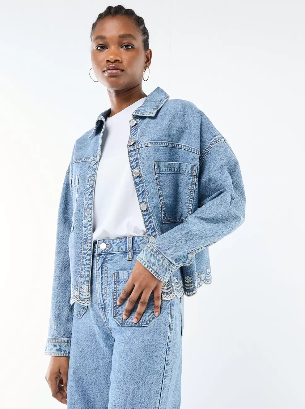 Knopen denimjas met effen katoenen borduursel