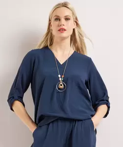 Top met v-hals en ketting