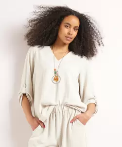 Top met v-hals en ketting