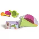 Zandtrechter met cake zandvorm en schep