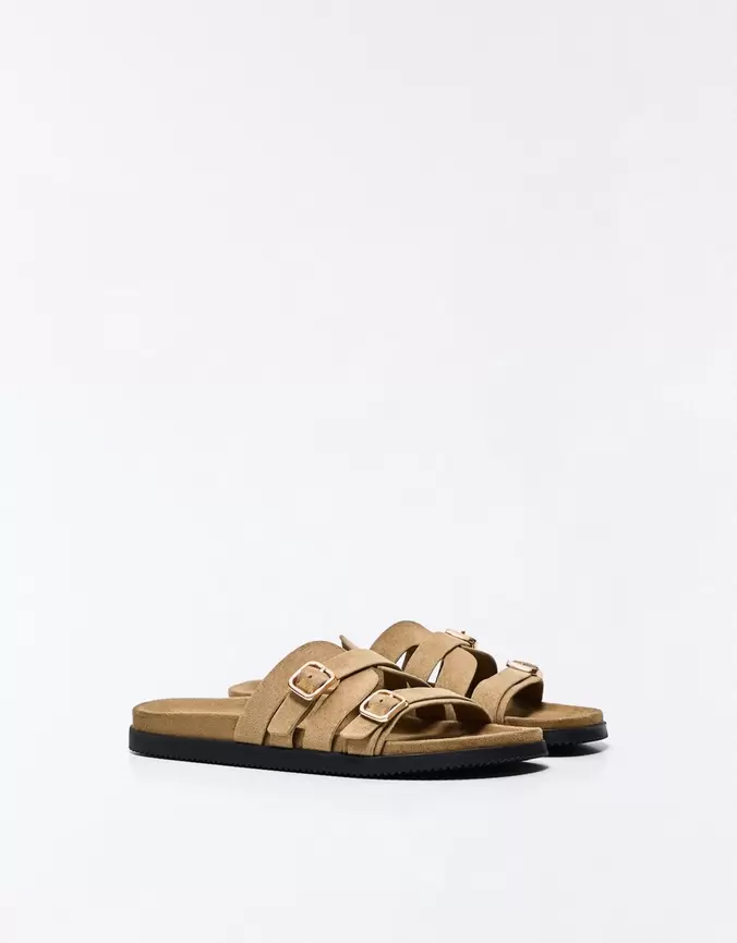 Platte sandaal met gespdetail