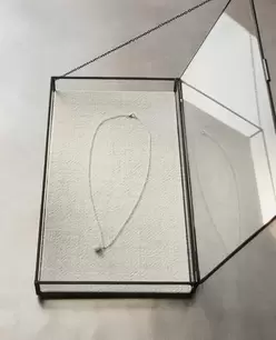 JUWELENKISTJE MET ZWARTE METALEN RAND