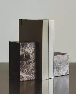 BOEKENSTEUN VAN MARMER