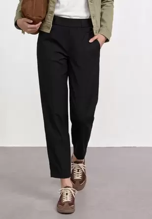 Broek met spijlenpijpen en gespdetail