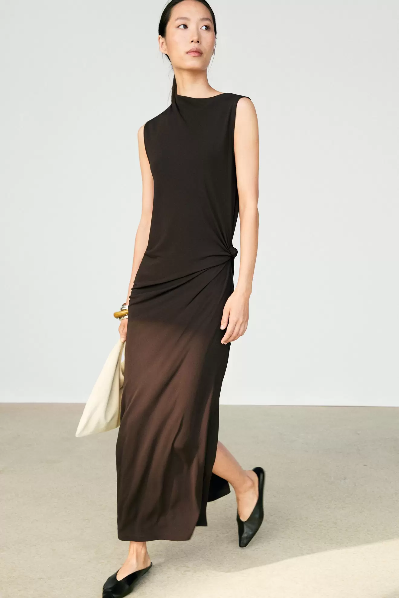 Vestido midi asimétrico frunce