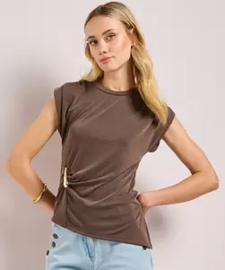 Top met gouden accessoire