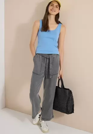 Broek met Wide Leg pijpen en een strikriem