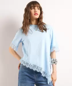 T-shirt met kant en asymmetrische rand