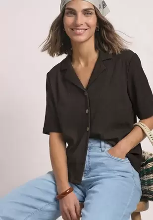 Shirt met verschillende texturen en een knoopsluiting