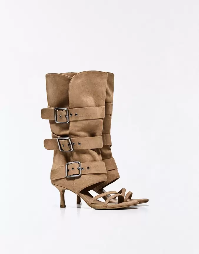 Sandaal met hak, pantalon en gespen