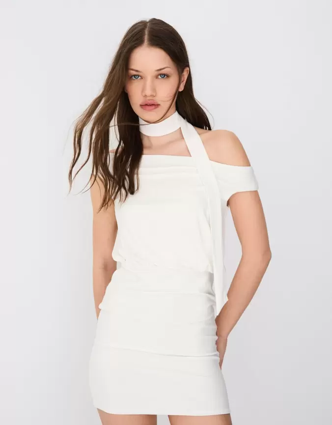 Mini-jurk met blote schouders en sjaalprint