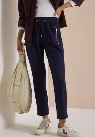 Mid Waist Slim Leg Hose in casual pasvorm