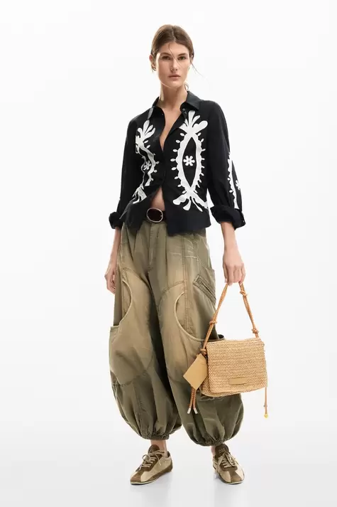 Blouse met borduursels en pofmouwen