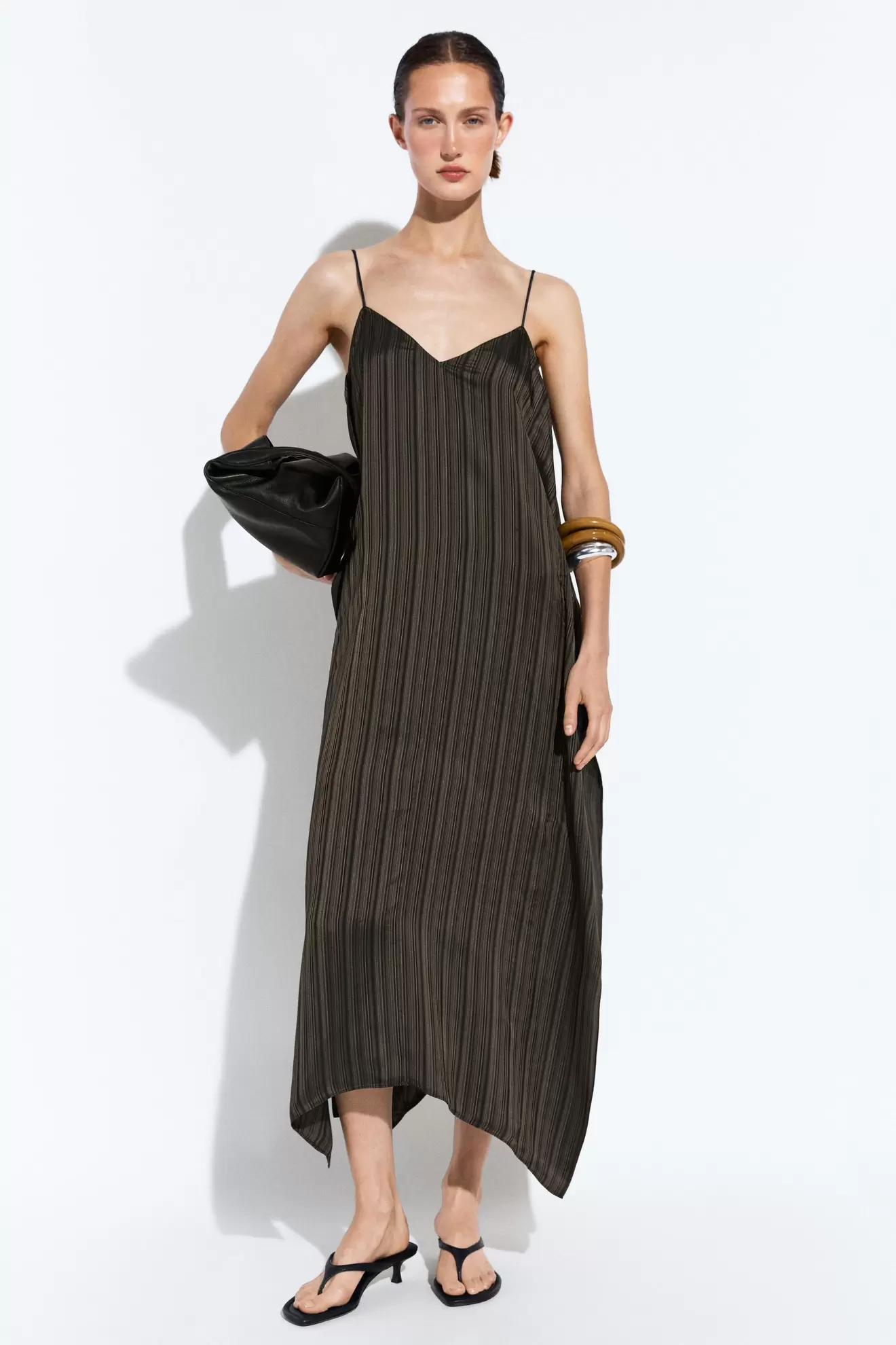 Vestido midi fluido asimétrico