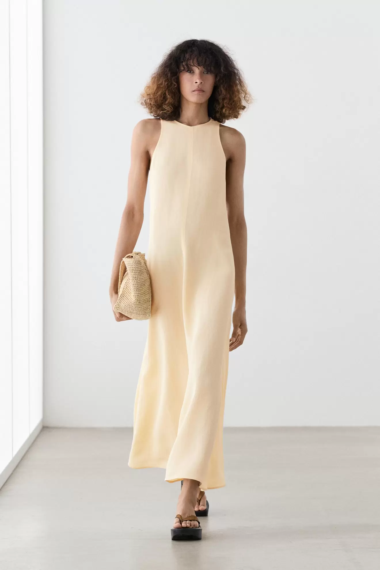 Vestido midi halter fluido con lino