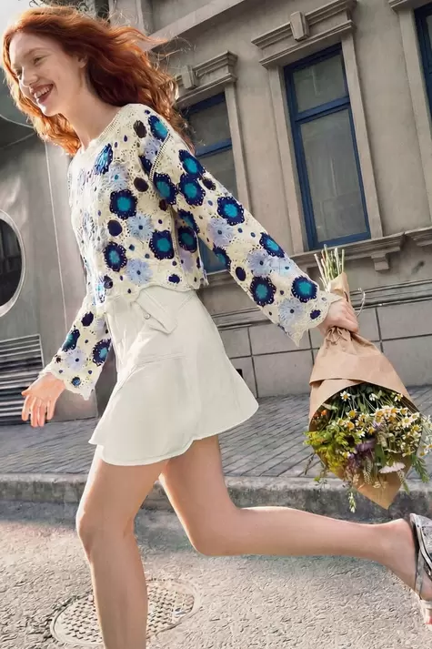 Gehaakte trui met bloemen