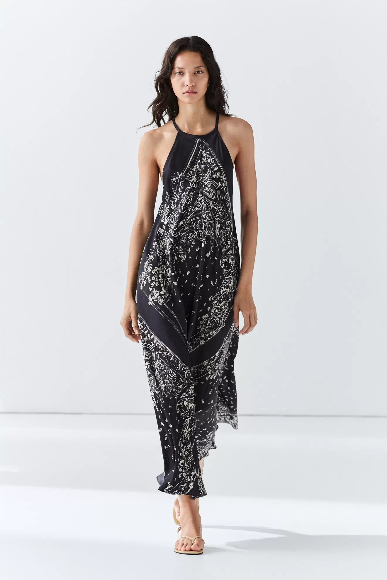 Vestido largo fluido halter paisley