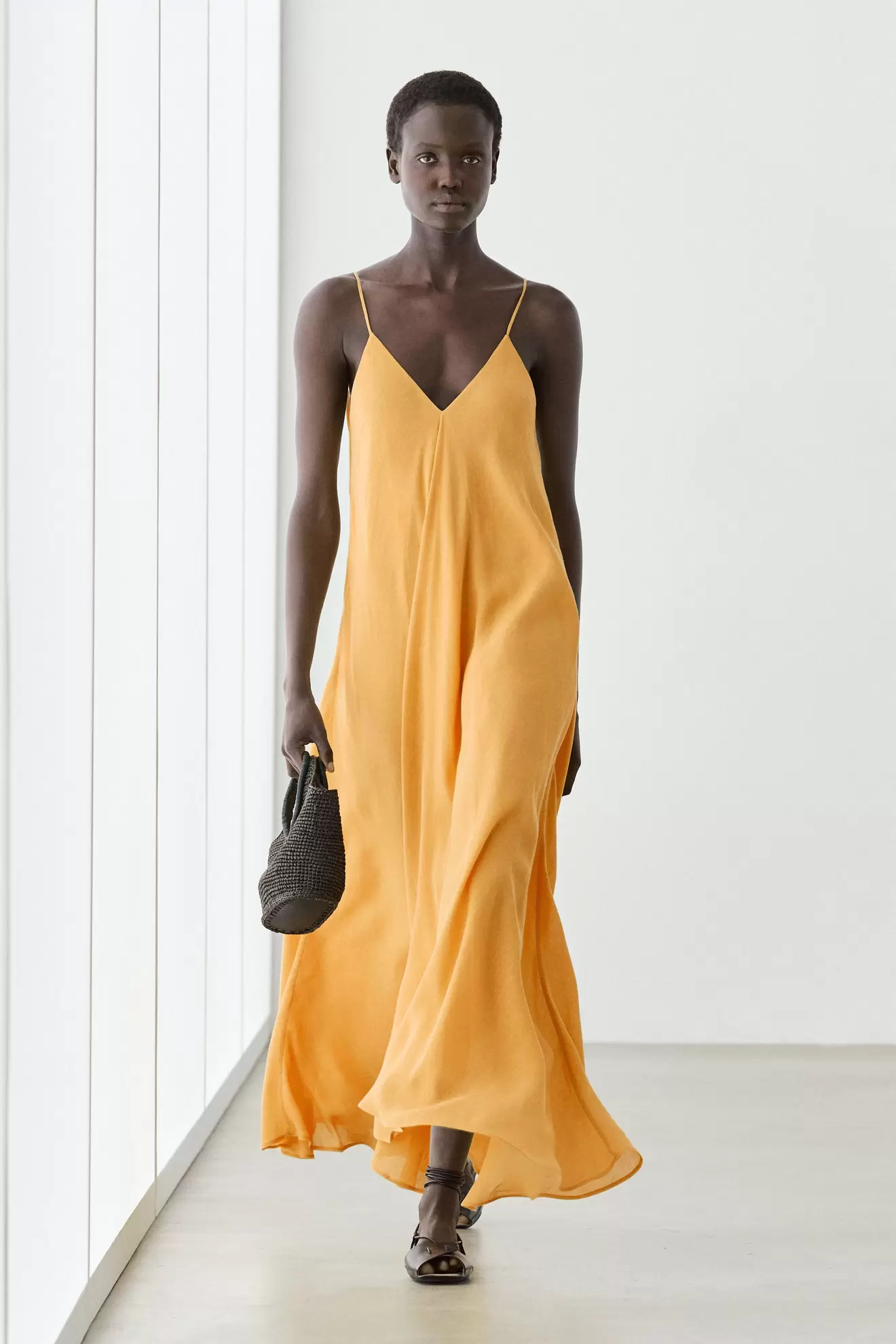 Vestido fluido escote pico con lino