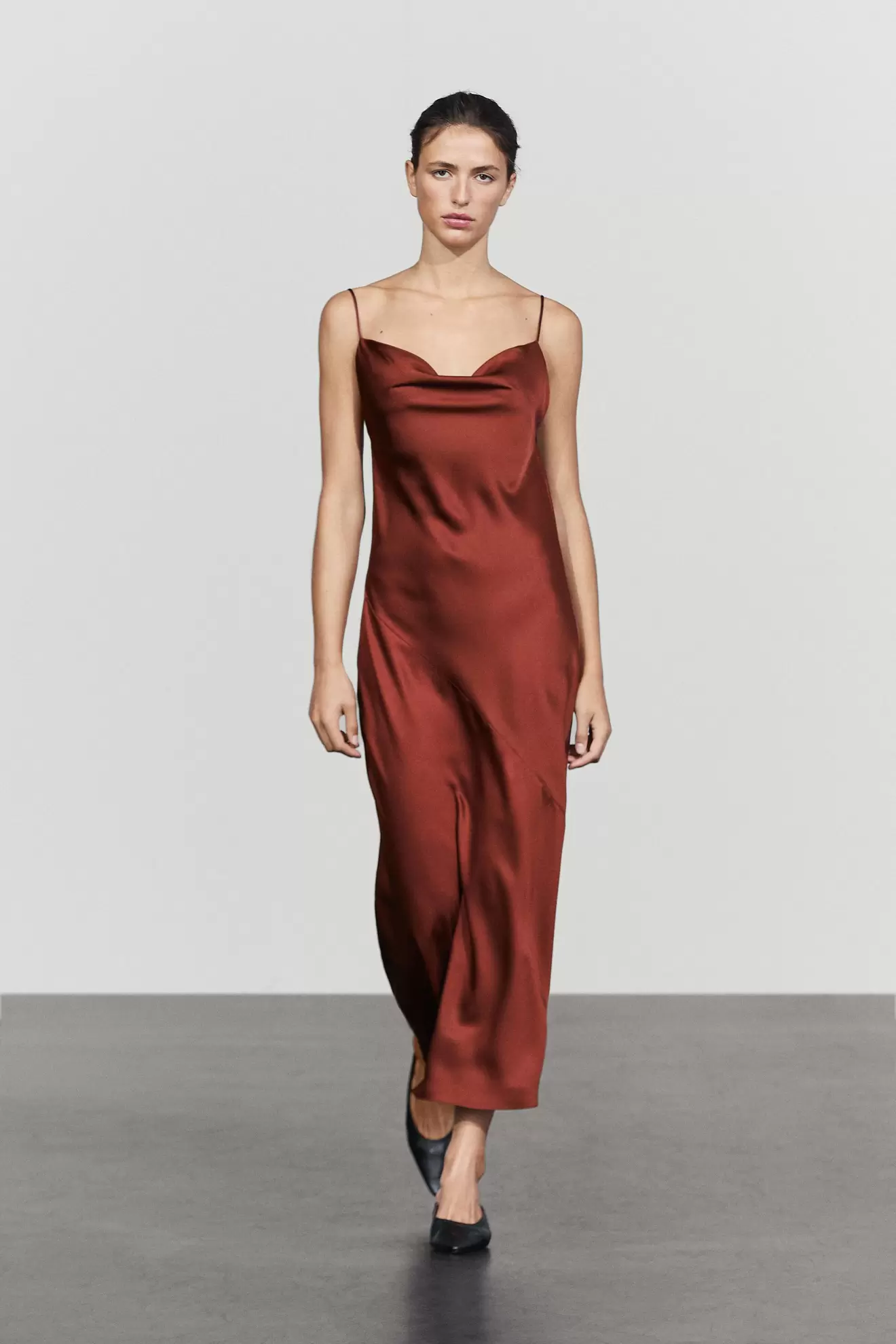 Vestido midi fluido acabado satinado