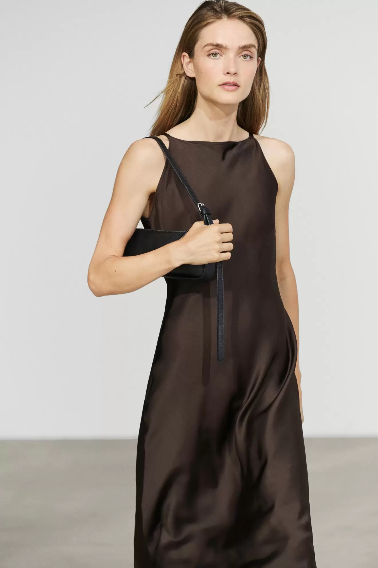 Vestido midi fluido satinado