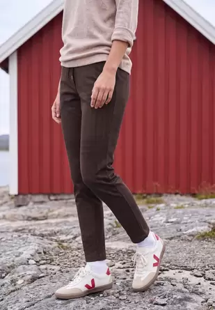Mid Waist Slim Leg Hose in casual pasvorm