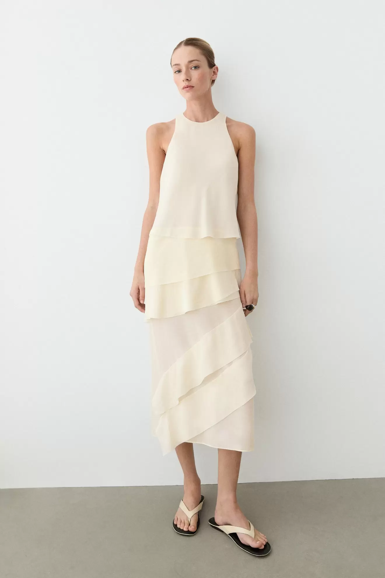 Vestido midi fluido volantes