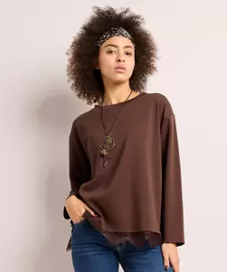 Top met kant en ketting