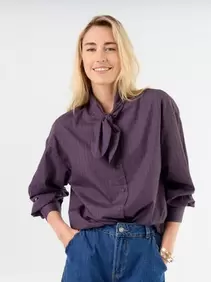 Ruimvallende blouse met lange mouwen en lavallièrekraag