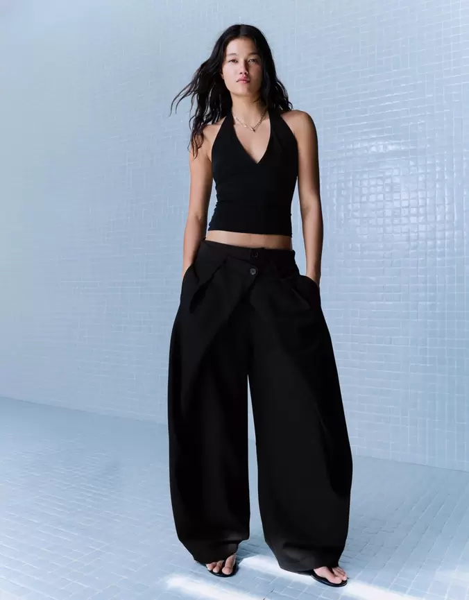Broek met plooien en dubbele knoopsluiting