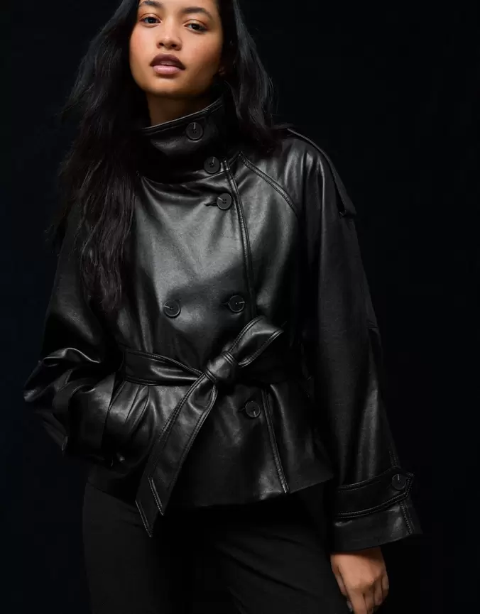 Korte trenchcoat met leereffect