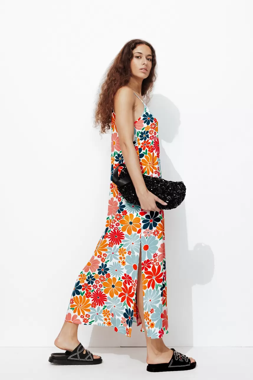 Longue robe à fines bretelles