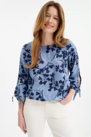 Niebieska bluzka z nadrukiem w kwiaty