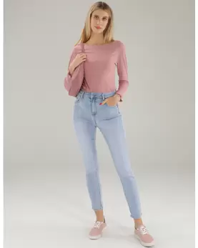 Jasnoniebieskie jeansy