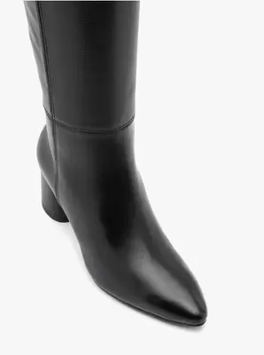 Czarne kozaki na słupku