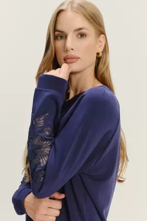 Granatowa bluza z efektownymi rękawami