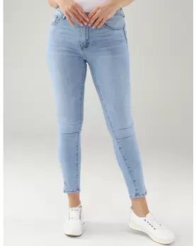 Jasnoniebieskie jeansy