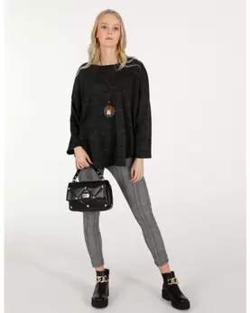 Czarna bluzka z naszyjnikiem