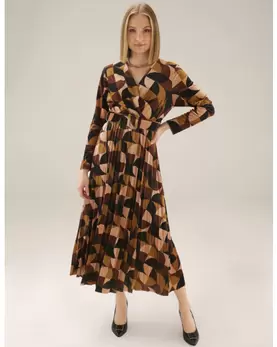 Wzorzysta sukienka z paskiem