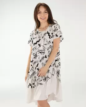 Beżowa sukienka z falbaną